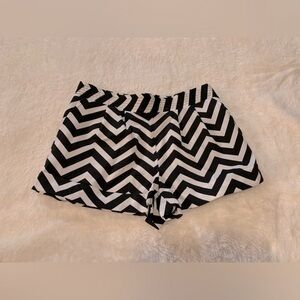 MnK Monochrome Chevron Pattern Shorts